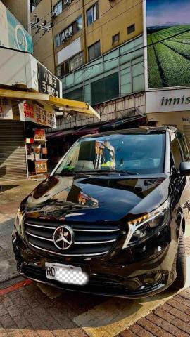 玩旅跑跑｜機場接送⠐旅遊包車⠐商務包車⠐結婚禮車 - ✦ 賓士九人座

適合：家庭旅遊 / 團體出國 / 行李多
	&bull;	可乘坐：4～8人
	&bull;	行李：約 6～8 件（28吋行李）
	&bull;	空間特色：後車廂大、座位彈性高
	&bull;	優點：
✔ 行李容量最大
✔ 適合多人不擁擠
✔ 長途乘坐舒適

車型會依「人數與行李數」為您安排最適合車輛，以乘坐舒適與空間為優先，讓您一路輕鬆不擁擠  （如有指定車型需求，也可提前告知）