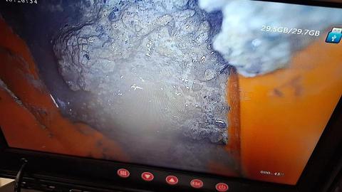 衣塵不染清潔企業社  浪淘沙水刀疏通排水管 - 水泥塊在管道裡