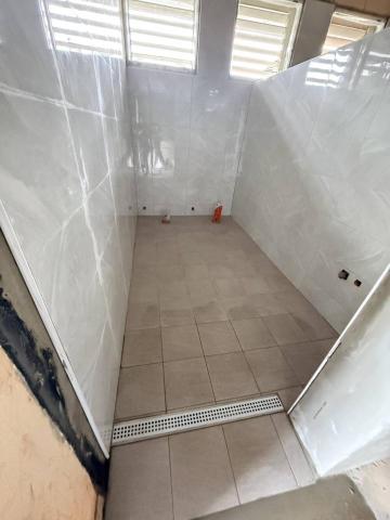 陳凱倫 - 浴室牆面貼磚