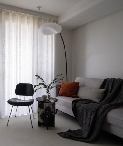 嶼境室內設計 - 軟裝，決定空間的溫度
空間的完整
來自硬體與軟裝之間的精準協調，
而非彼此獨立的堆疊
透過織品的柔軟度、物件的尺度控制
以及色階之間的細微變化
讓每一個物件的出現，都有其位置與必要性
在嶼境，
我們不只關注空間的結構
也在意，生活被放進來之後的樣子