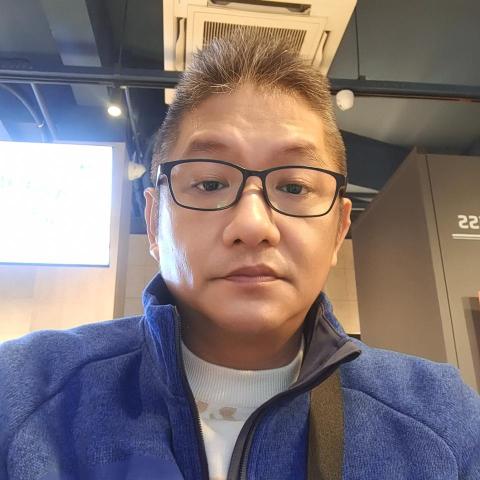 提供玻璃欄杆五金服務的專家Peter Peter