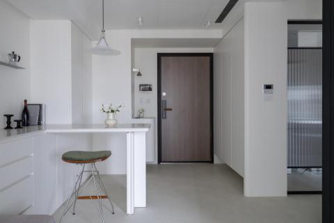 嶼境室內設計 - 在嶼境
我們將空間視為一種長時間被使用的日常容器
而非被快速定義的風格結果
設計的起點
從動線的梳理開始
讓行走是自然的
讓停留是被允許的
接著，是比例與尺度的建立
透過牆面、轉角與量體的收放
讓視線有節奏地流動
也讓空間在安靜之中產生層次
在這樣的秩序裡
留白不再是空
而是一種讓生活得以展開的餘地