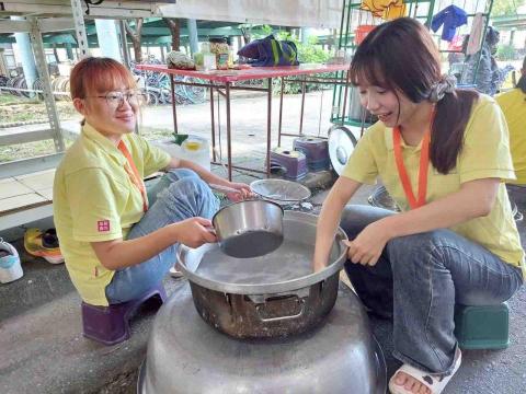 劉佳紜 - 這是參加福智社團的活動，去營隊擔任志工活動的照片