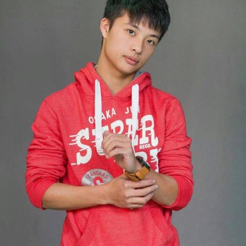 提供防護窗服務的專家黃先生