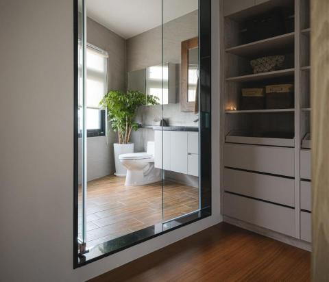 愛上生活室內設計有限公司 - 打造更衣室＋浴室的通透感跟動線的便利性