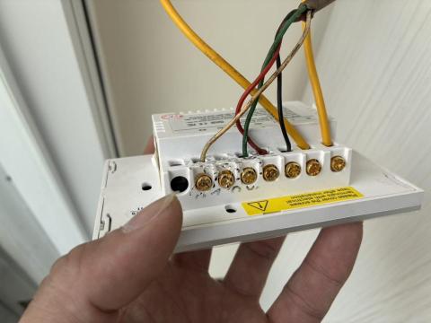 周文翔 - 鐵捲門開關維修更換遙控功能