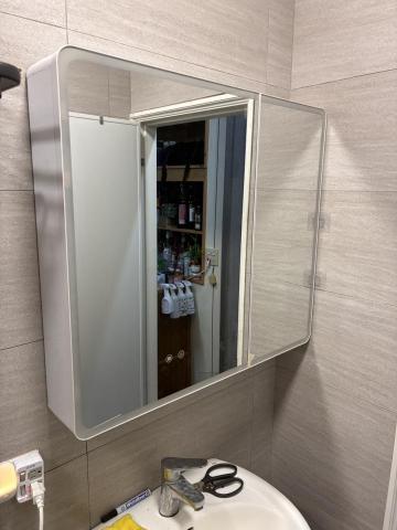 周文翔 - 鏡櫃安裝上牆