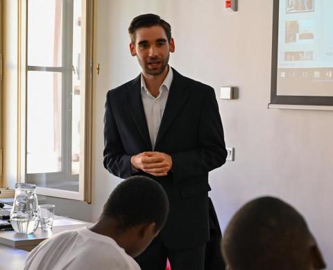 提供學術論文服務的專家薩荷西