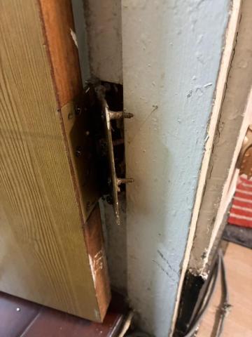 周文翔 - 門片絞鍊脫落維修