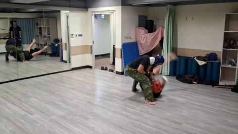 洪教練 - 與陸戰隊員對打訓練