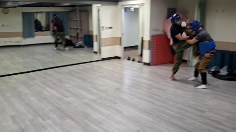 洪教練 - 與海龍蛙兵退伍學員對打訓練