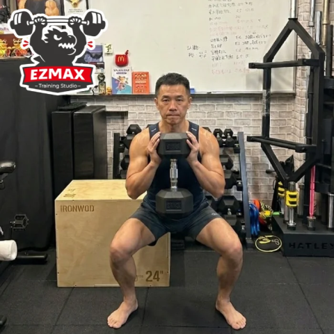 台中健身教練推薦｜EZMAX肌力訓練｜加LINE：o-two - 【52歲陳大哥：透過肌力訓練，重拾比年輕時更好的體力】
誰說過五十歲就只能散步？52 歲的陳大哥在 EZMAX 接受「怪獸訓練 B 級」教練指導，從對重量的小心翼翼，到現在能精準掌控發力。

專業重點： 針對中高齡生理特性，優先建立「中軸穩定」與「正確呼吸法」，確保骨質與肌肉同步強化。

成果： 訓練後不只體態變精實，更大幅提升了日常生活中的活動力，成功為「抗老化」打下最強基石。

心得： 「強壯