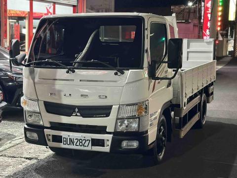 提供短髮燙髮尾服務的專家曾先生