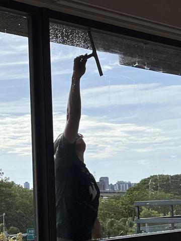 鑫貔清潔企業社 - 二樓落地玻璃清洗（外）