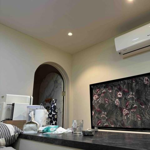 築家室內裝潢工程 - 南屯案場- 統包案場 平釘 40坪 - 
搭配 牆面塗裝 霧香 - 天花板豪灰 
燈具規劃 - 小莰燈9cm 搭配 山形光源柔和
