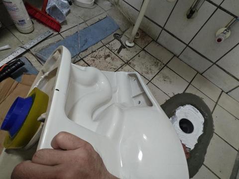 布丁冷氣洗凈 - 糞管三吋半，只能使用油泥，無法安裝不鏽鋼密封圈