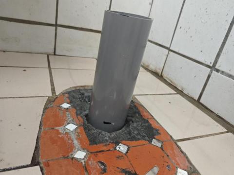 布丁冷氣洗凈 - 糞管延長至離地0.5公分，多餘部分裁切