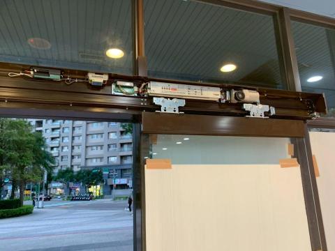 永冠興業 - 雙扇標準型自動門機-師傅將線路整理的非常乾淨