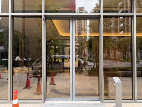 永冠興業 - 原推拉門改為雙扇自動門