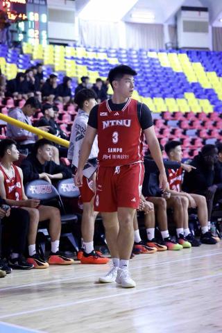 提供成人籃球訓練營服務的專家李約