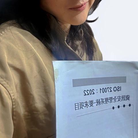 提供巧手修包修鞋服務的專家呂小姐