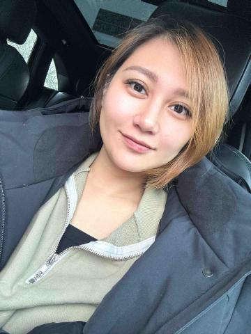 提供睫毛服務的專家Y I N 美睫