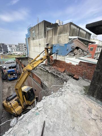 兆合發工程 - ?環保文書代辦(撰寫、申辦、簽證）
(環部研證字 第 HB692058 號)
?露天開挖作業主管(現場指揮、調度、簽證)
(證書字號 114M009J3040120)
 
?️拆除工程、?清運工程、?土方工程
?請洽 #兆合發工程?

#兆合發科技有限公司 #兆合發工程
#拆除工程 #廢棄物清運 #室內拆除
#基礎開挖 #剩餘土石方處理 #合法證明