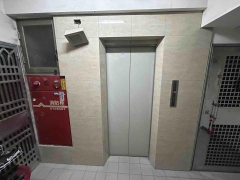 高莘宅修工程 - 電梯口更換新磁磚完成圖。