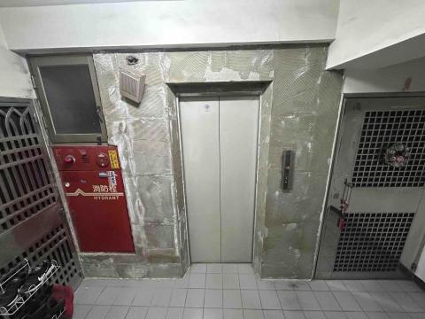 高莘宅修工程 - 大樓電梯口磁磚捧共裂開，打除更新大尺寸60x60石英磚