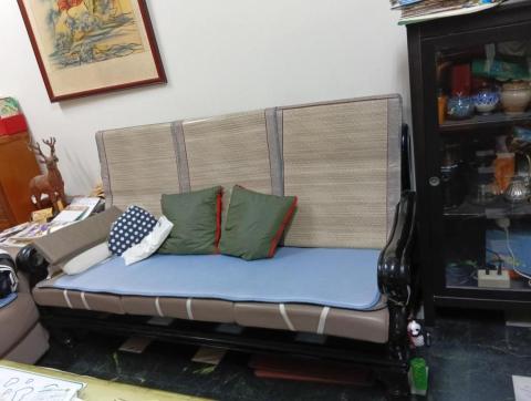 凡蓉精品藝術修護美容/居家店面裝璜瑕疵舊翻新/傢俱皮件精品美 - 加強已30年的會下陷的原木椅只要半天