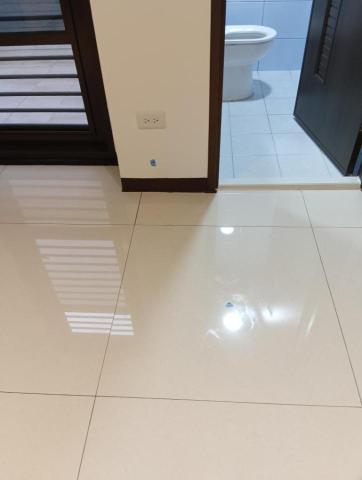 凡蓉精品藝術修護美容/居家店面裝璜瑕疵舊翻新/傢俱皮件精品美 - 沒容有小孔洞的地磚+有污染油漆的門框+有裂縫的牆壁，只要1-2天快速精準完工