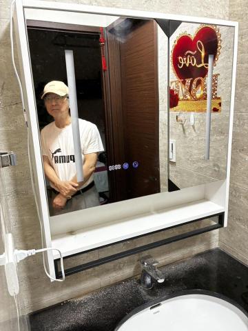 周文翔 - 鏡櫃安裝上牆
