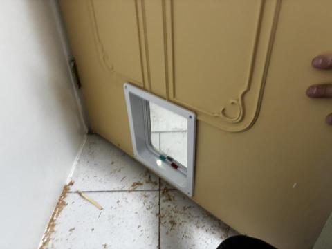 周文翔 - 寵物門安裝