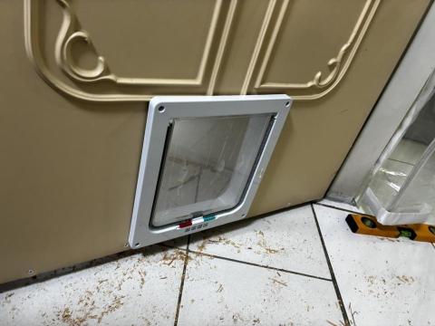 周文翔 - 寵物門安裝