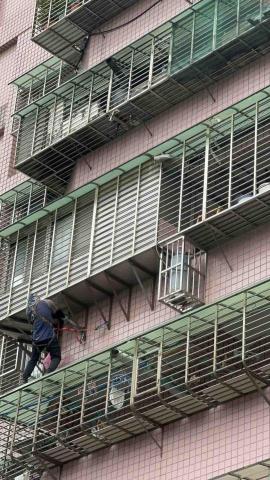 鄭能昌 - 5樓外牆施工
背負式安全帶、雙掛鉤