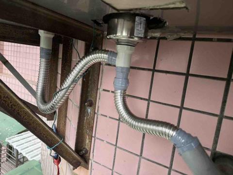 鄭能昌 - 水槽提籠換新X2
塑膠軟管套上不銹鋼軟管
避免塑膠軟管直接日曬加速硬化