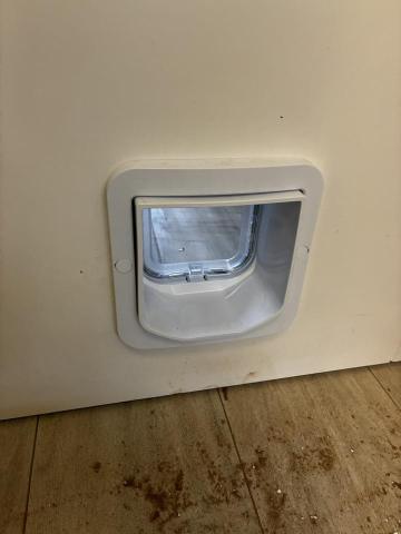 周文翔 - 寵物門安裝