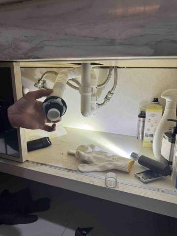 鄭能昌 - 臉盆壁排位置偏遠使用軟管
橡膠圈使用矽利康加固