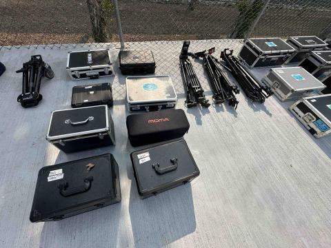 新點子錄影｜EFP拍攝直播 - 3機EFP｜現場必帶拍攝配置
&mdash;
Camera Sony PXW-Z280V &times;3攝影機 
Cameras &times;3（主機 / 側拍 / 安全機）
Tripods &times;3（攝影腳架）
Video Switcher &times;3（導播系統）
SONY fx3 相機
BMD HyperDeck Studio 4K HD Pro Plus MiniSD 錄影機x3
Audio Mixer &times;1（聲音整合）
Power Conditioner（電源穩壓）
Camera Dolly &times;1（滑軌運鏡）
Intercom Syste