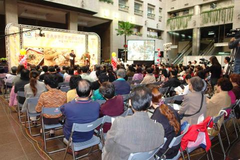 新點子錄影｜EFP拍攝直播 - 台北市政府大廳活動現場，人潮滿滿，流程緊湊。EFP拍攝從多機架設、訊號整合到現場轉播，每一步都需精準到位。導播即時切換畫面，搭配現場大螢幕同步呈現，讓活動順暢進行。
活動可以熱鬧，但影像不能出錯，穩定完成，才是最重要的事。
#EFP拍攝 #活動轉播 #現場導播 #新點子錄影