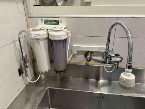 佳銓水電空調工程行 - 更換廚用萬向龍頭+新增RO龍頭及管路整理