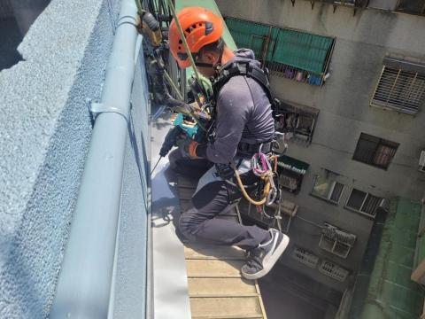 提供底漆服務的專家Nick外牆防水工程・專業高空作業