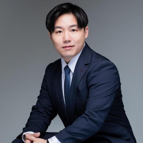 提供偽造文書初犯服務的專家王郁仁（王律師）