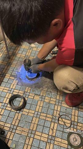 菲比水電｜高雄水電專業維修站 - 馬桶拆除更改老舊糞管錯誤管距，更新衛浴設備
