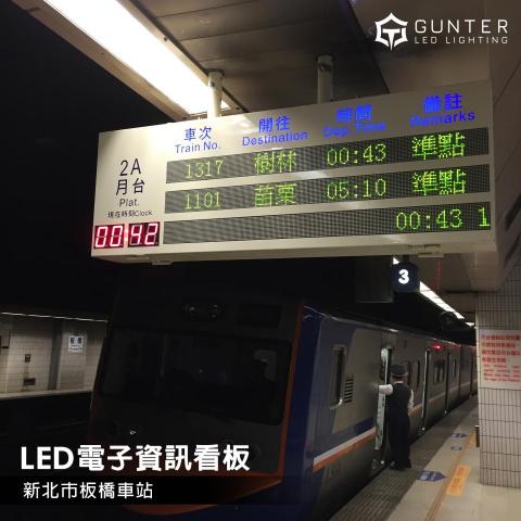 均特光電-LED廣告招牌工程 - LED字幕機可即時更新文字內容，適合用於店家資訊、促銷廣告、公告訊息及營業內容播放。具備高亮度、遠距離清晰顯示與操作便利等特性，能有效提升店面曝光度與資訊傳達效果。