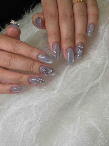 Lilian nail