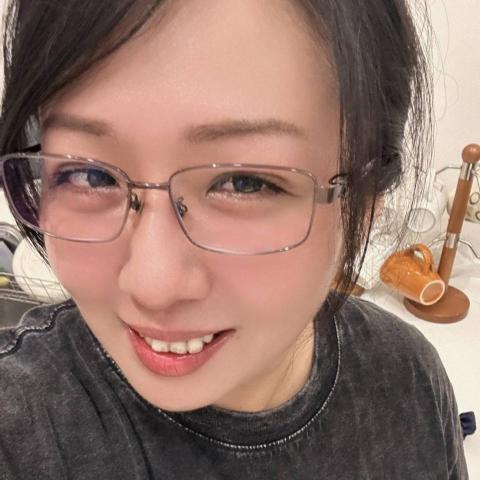 提供玻璃水垢清潔服務的專家許小姐