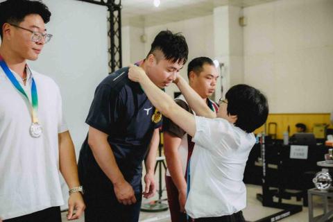 林岳賢（游泳教練/健身教練/理髮師/專車接駁司機/英文家教 - 2026宜蘭縣運健力93量級金牌