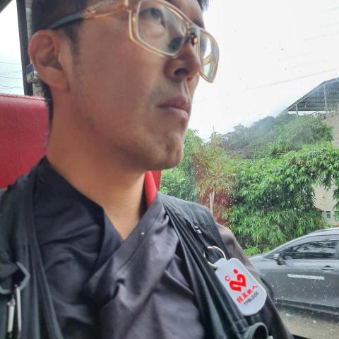 鐘盛耀，代排隊服務。