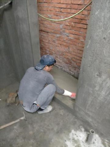 發揚泥作 - 廚門後面做洩水